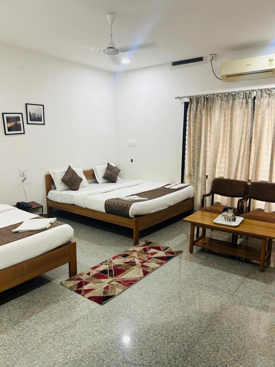 Hotel Queens Comfort ไมซอร์ ภายนอก รูปภาพ