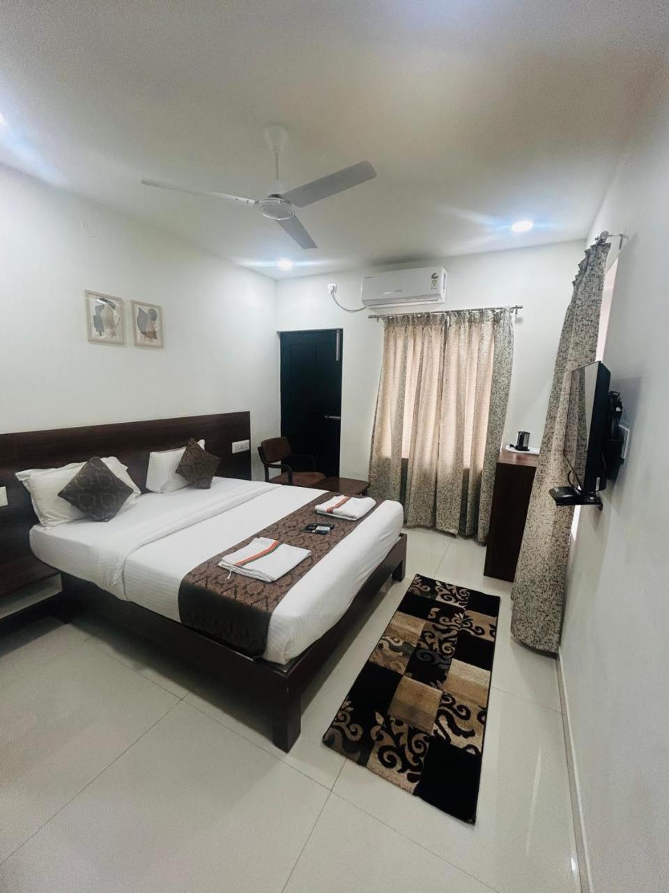 Hotel Queens Comfort ไมซอร์ ภายนอก รูปภาพ