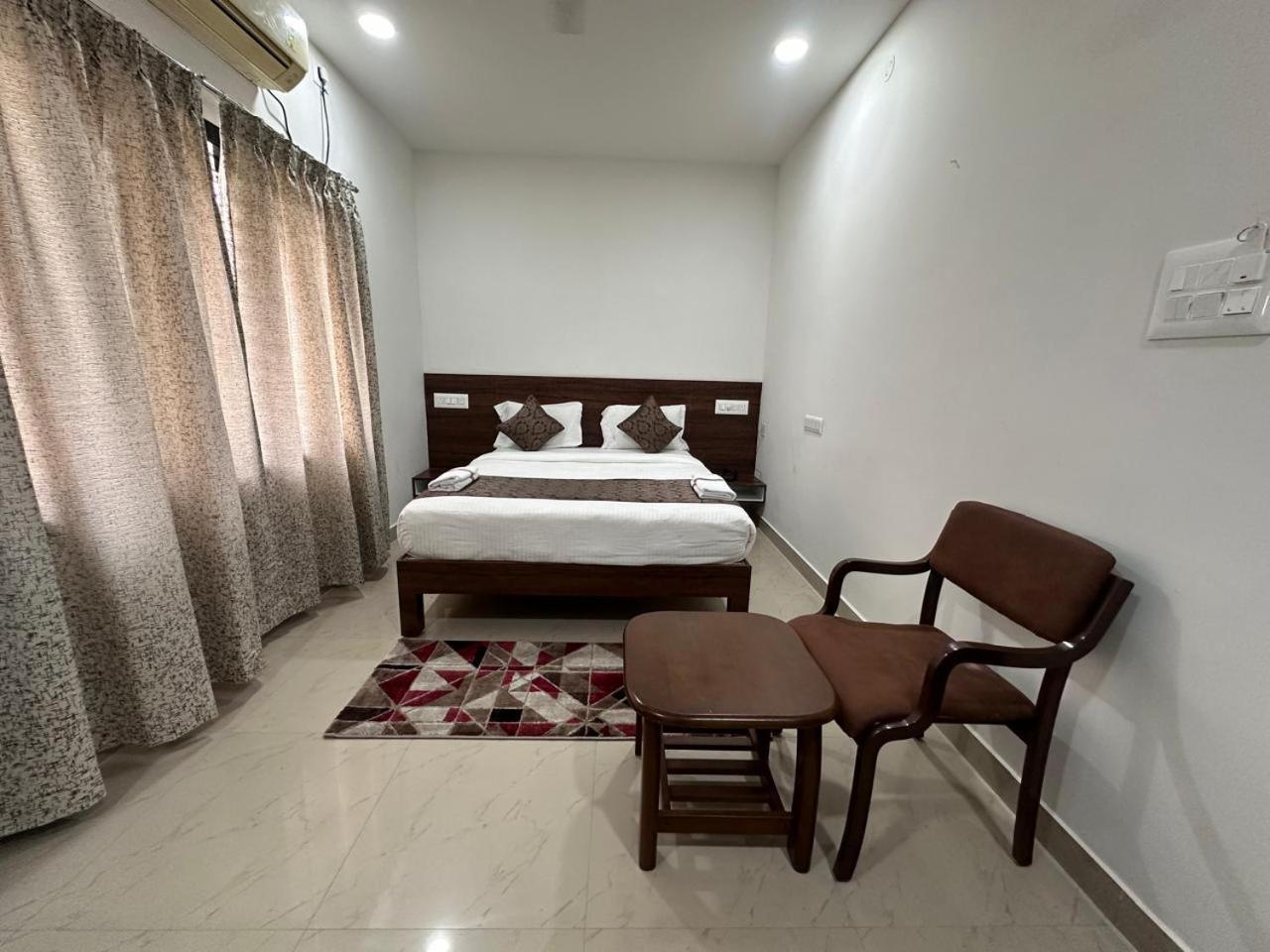 Hotel Queens Comfort ไมซอร์ ภายนอก รูปภาพ