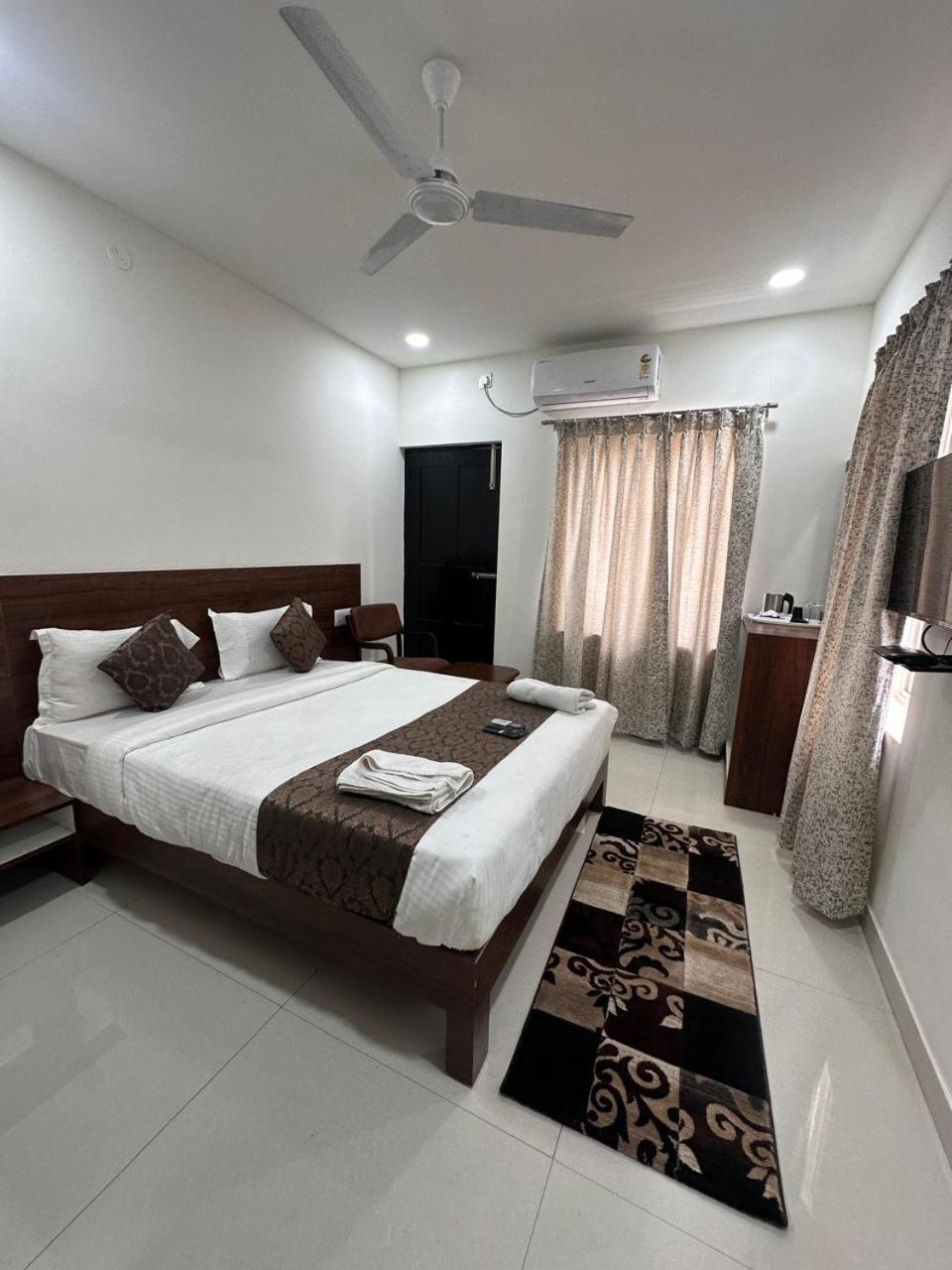 Hotel Queens Comfort ไมซอร์ ภายนอก รูปภาพ
